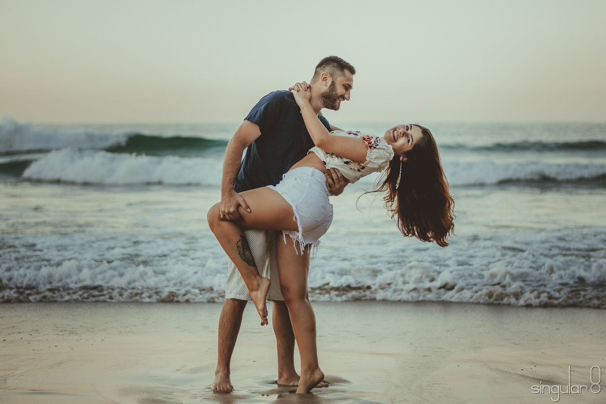noiva dançando em ensaio pré casamento na praia