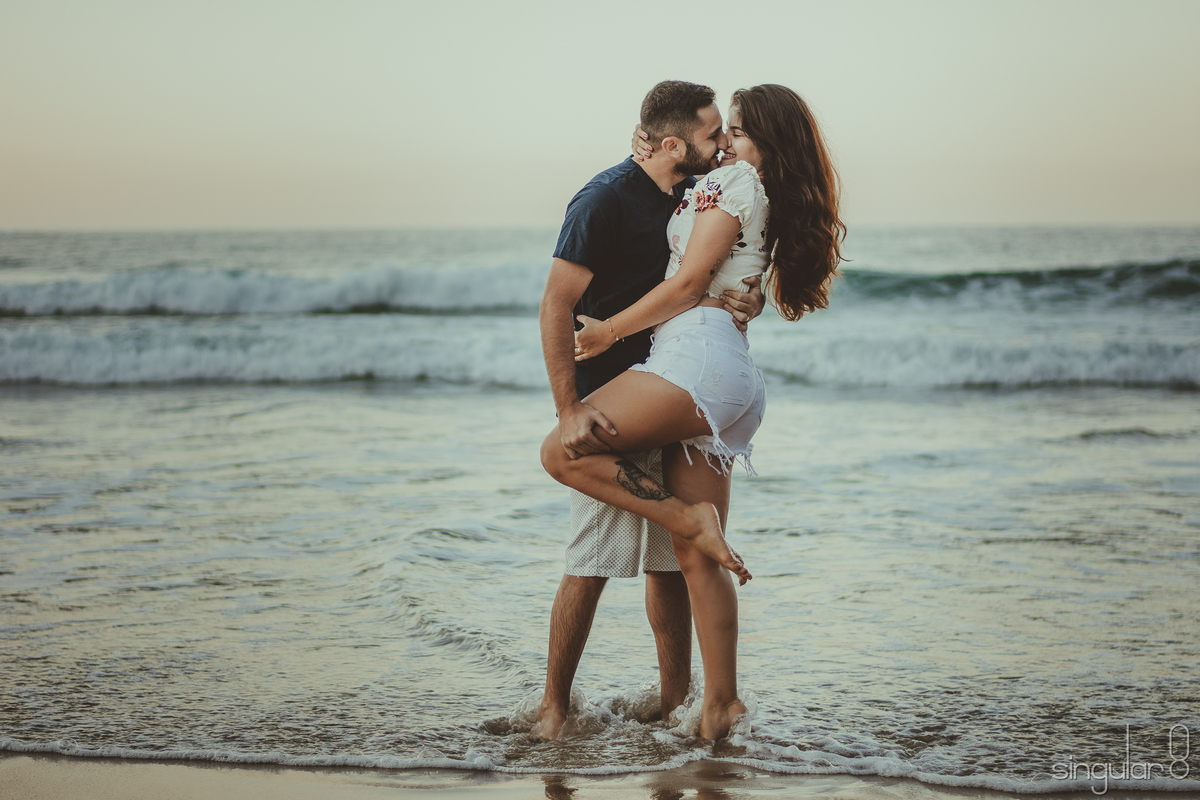 ensaio pré casamento na praia de noivos dançando