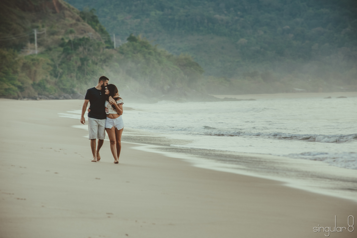 fotografia de casal em ensaio pré casamento em Bertioga Maresias