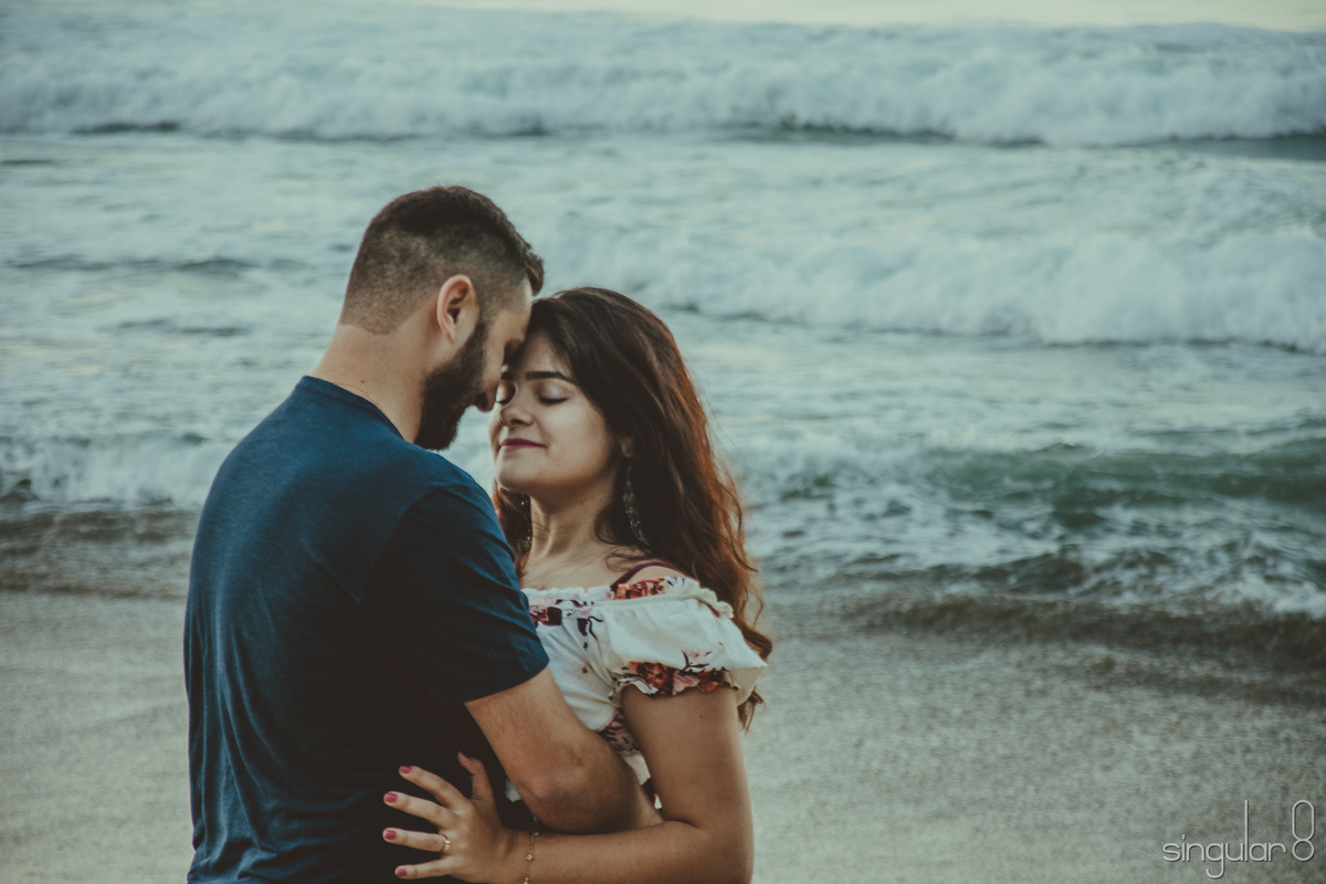 Ensaio de casal no amanhecer na Praia de Santiago