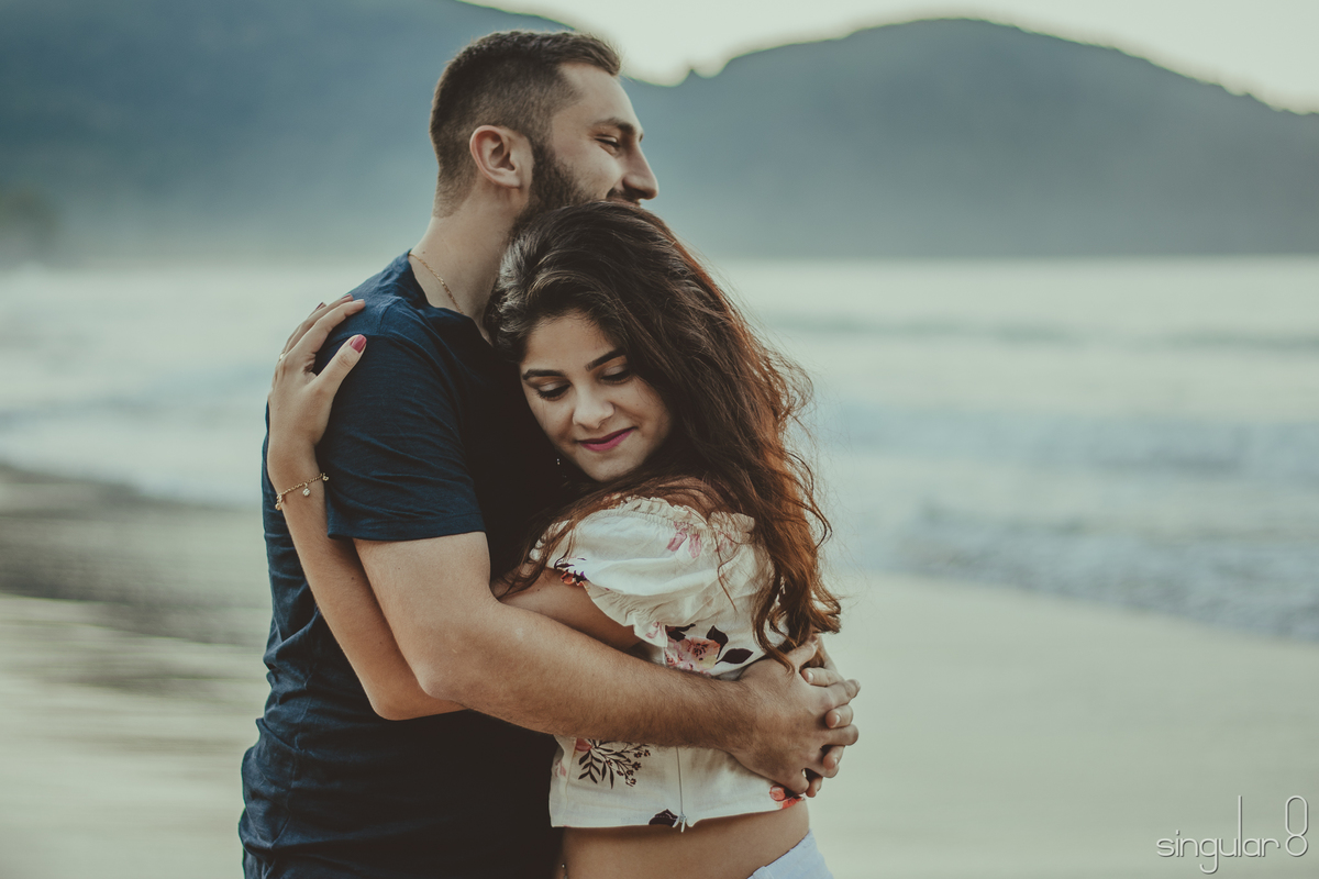 noivos abraçados em ensaio pré casamento no litoral norte