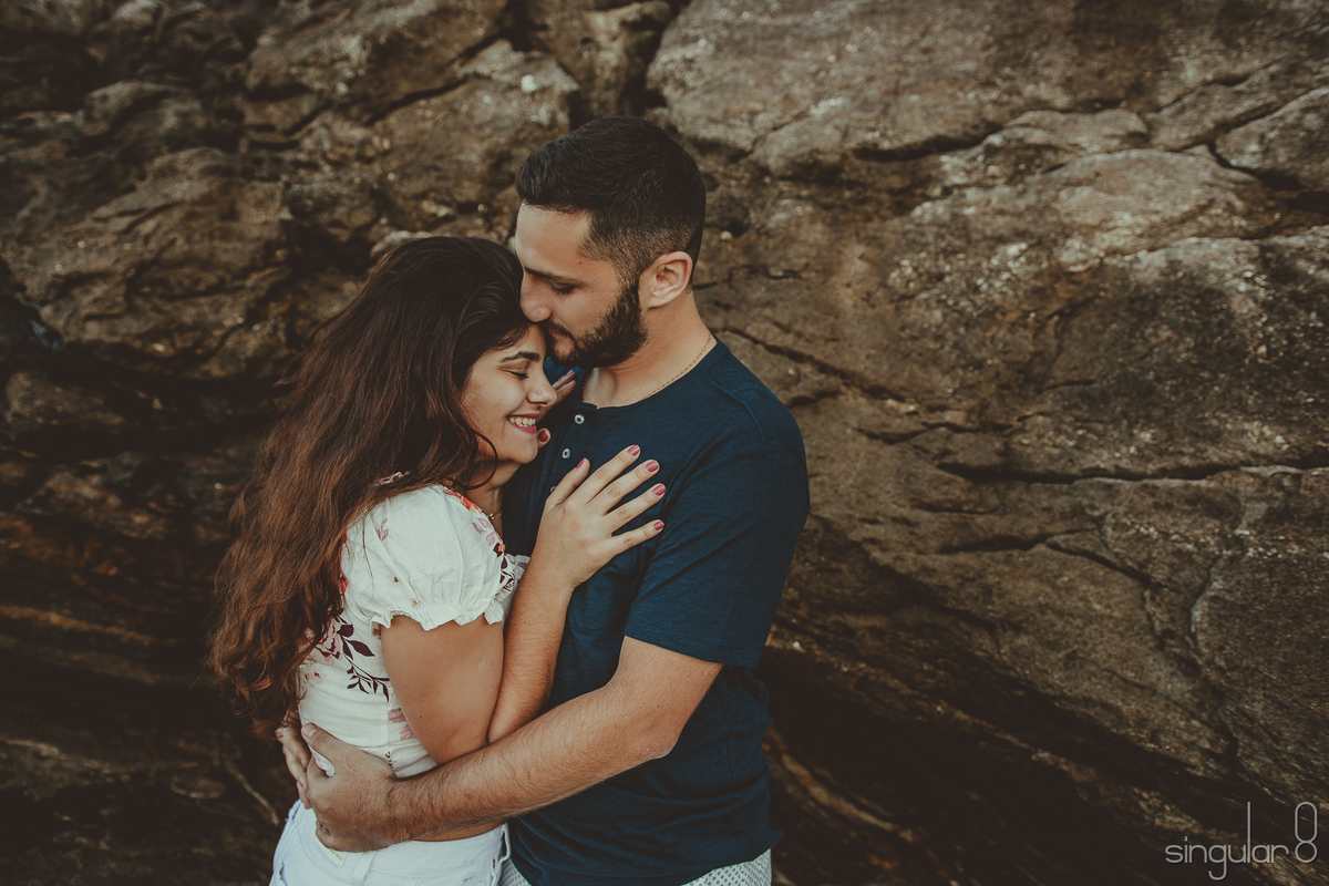 Ensaio pré casamento nas pedras da Praia de Santiago