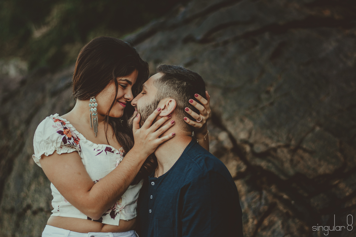 Noiva com cropped em ensaio pré casamento na praia