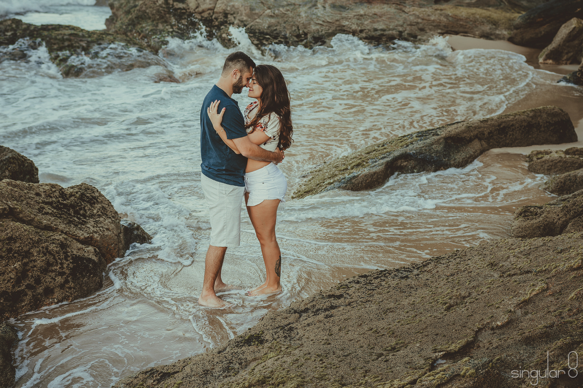 casal namorando na praia de santiago