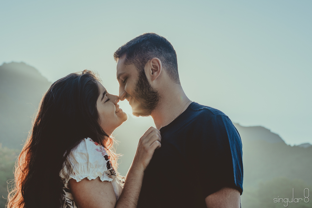 ensaio pré casamento ao nascer do sol na praia de santiago