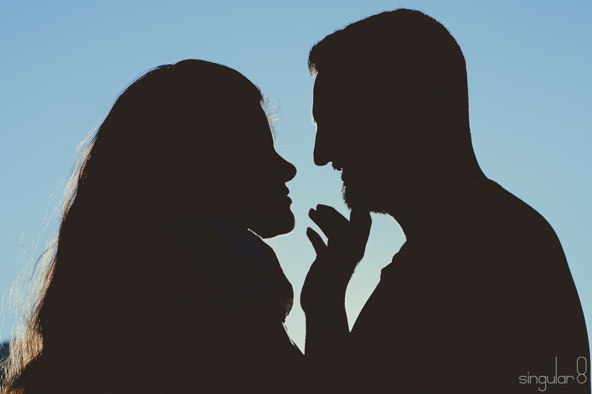 Fotografia de silhueta de casal no nascer do sol