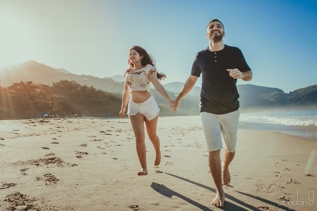 ensaio pré casamento em praia deserta 