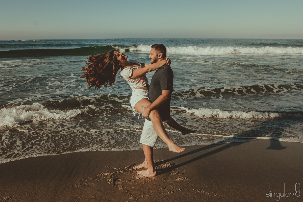 Fotografia espontânea de casal na praia
