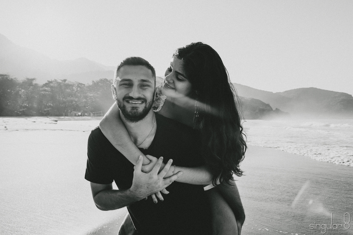 Pose para ensaio pré casamento na praia