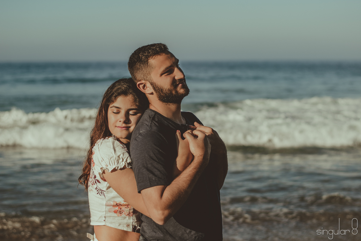 Foto de casal em ensaio pré casamento na praia