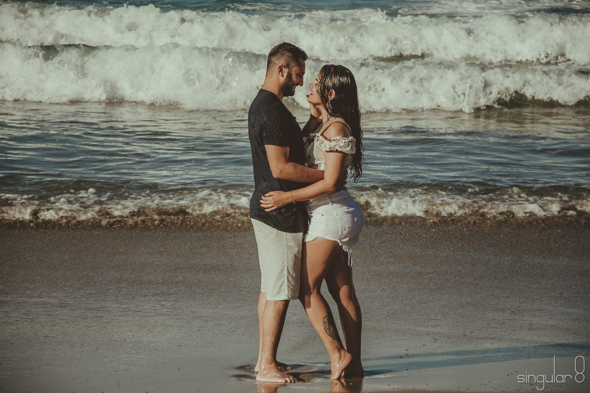 ensaio pré casamento sensual em praia deserta