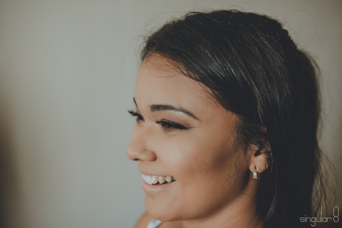 noiva sorrindo em making of no hotel Mercure Guarulhos