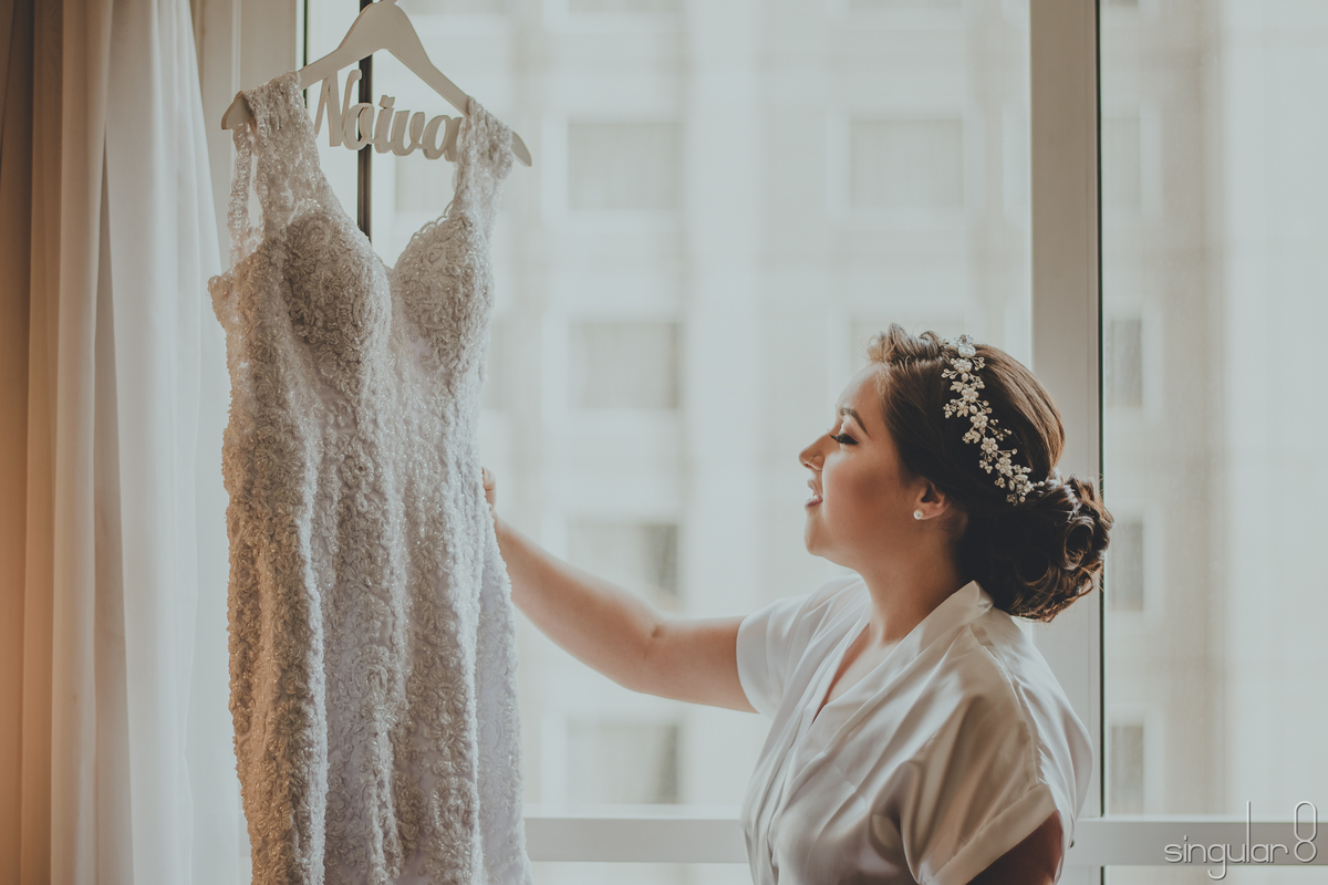 Noiva com vestido de noiva em making of no Hotel Mercure Guarulhos