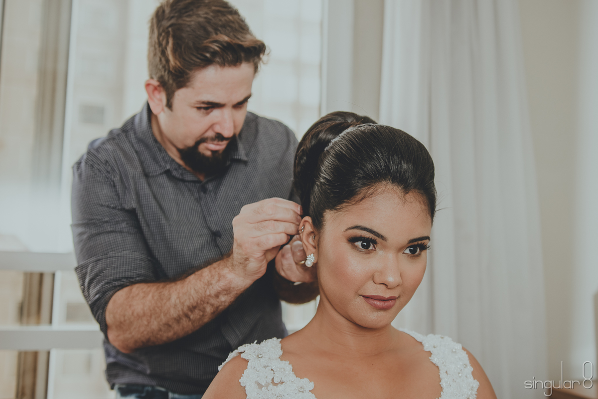 noiva com coque alto e topete para casamento de dia em Mairiporã