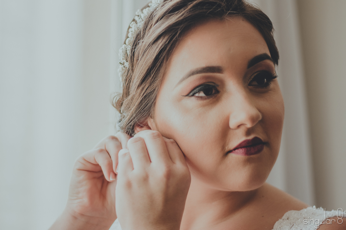 Noiva com coque e maquiagem leve para casamento de dia