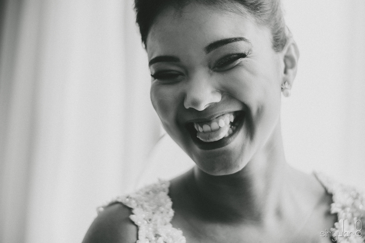 Sorriso espontâneo de noiva no making off