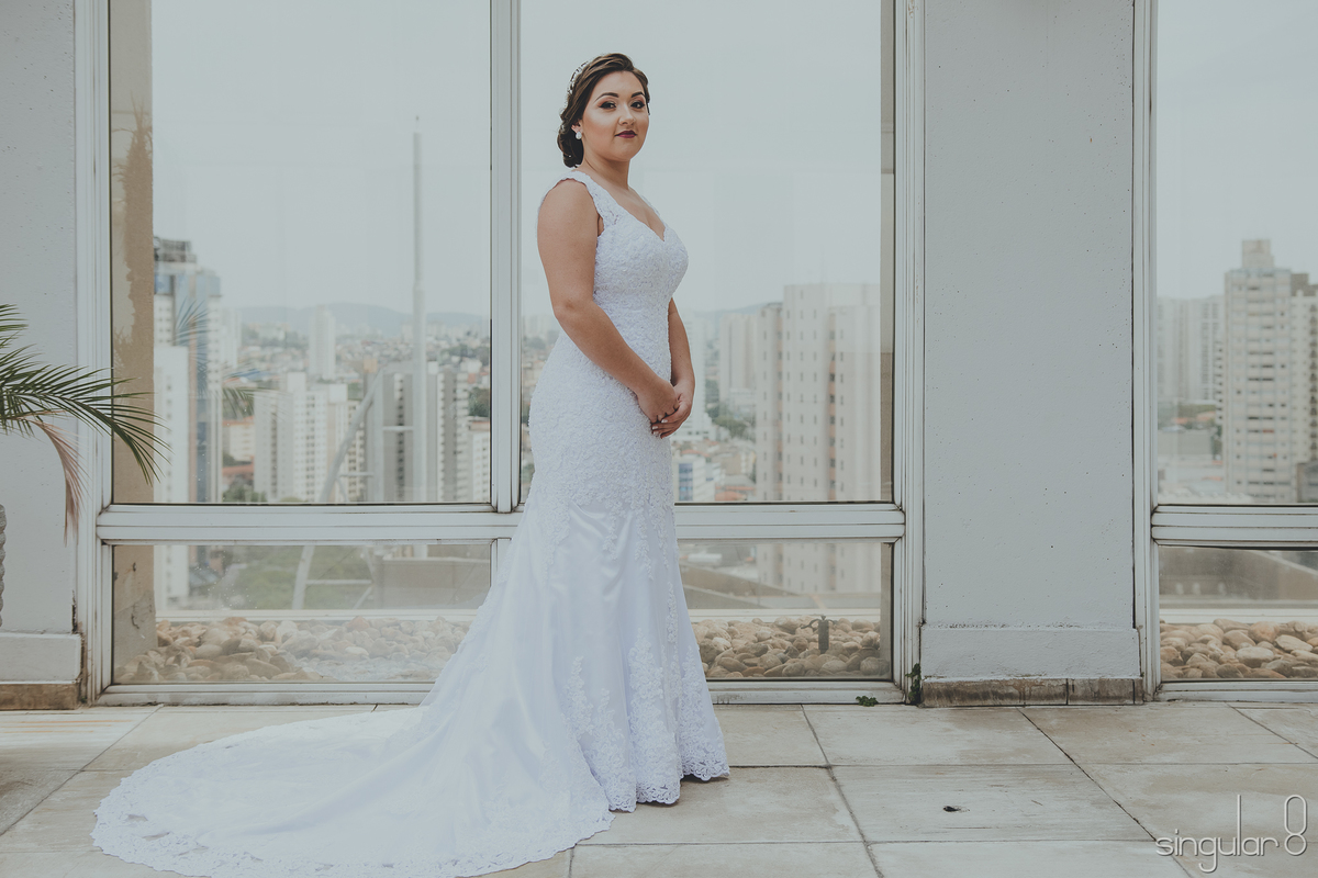 noiva com vestido evasê e coque