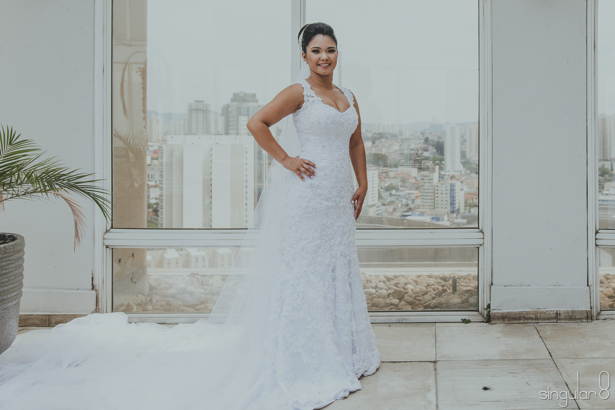 noiva com vestido de renda e predaria sereia