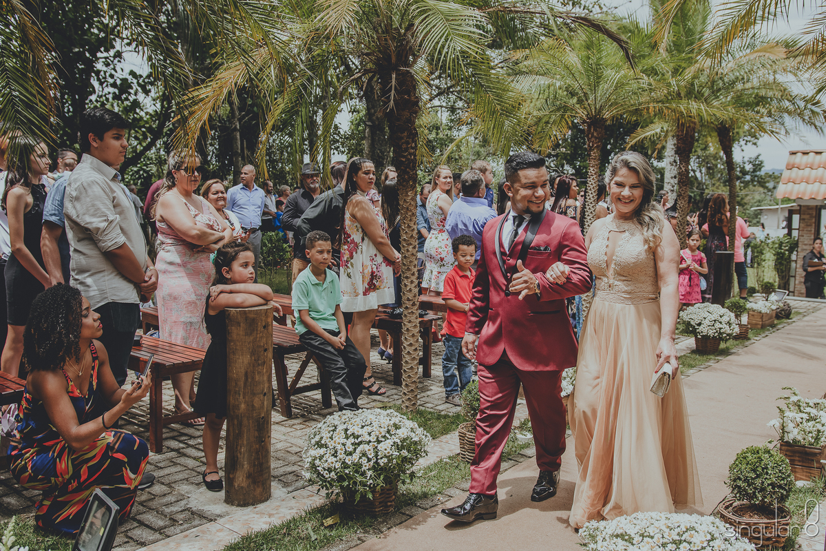 Entrada do noivo com terno vinho