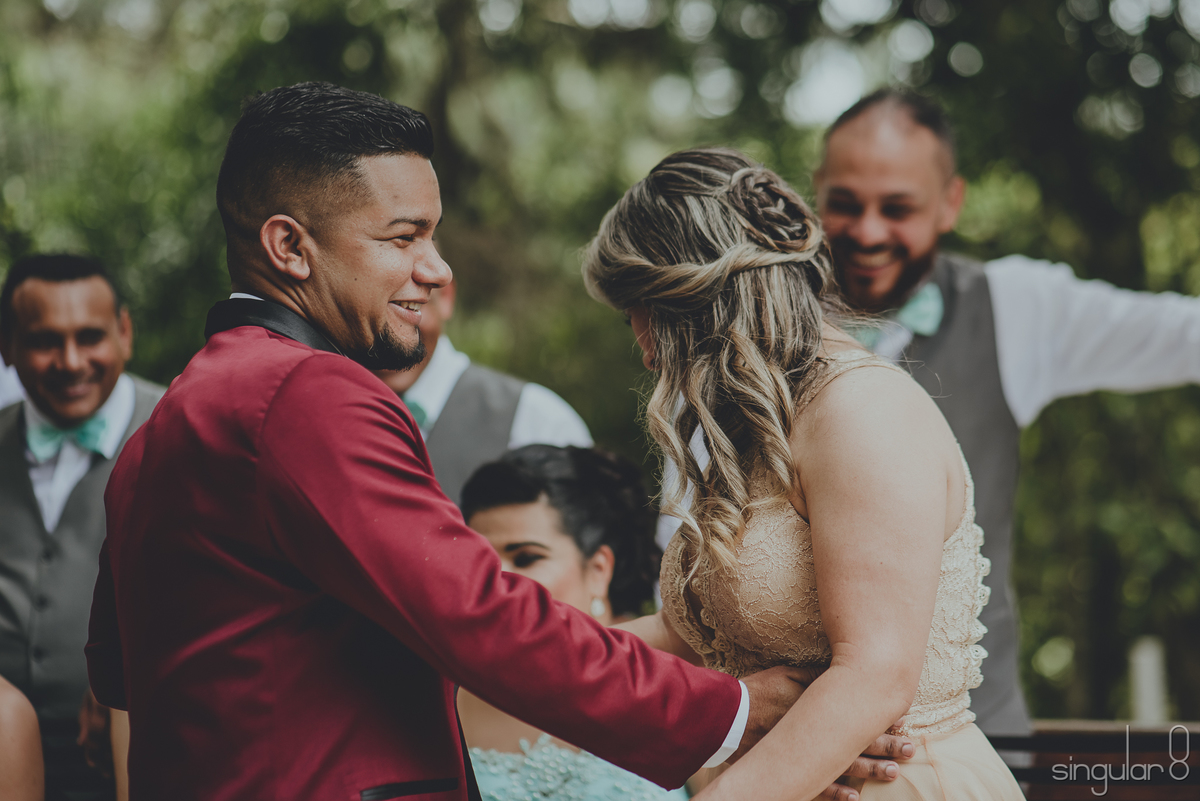 Noivo com terno vinho e mãe com vestido rosê