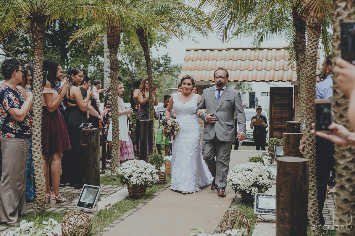 Entrada da noiva casamento de dia em Mairiporã