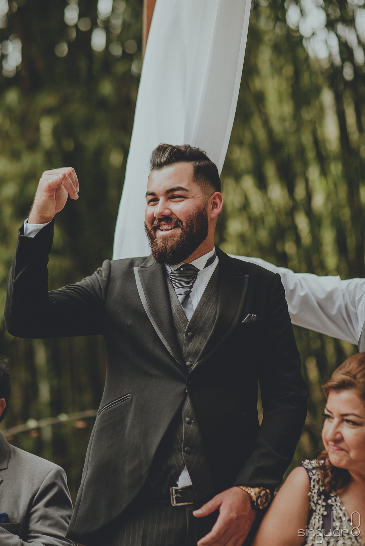 Reação do noivo comemorando a entrada da noiva casamento de dia em Mairiporã