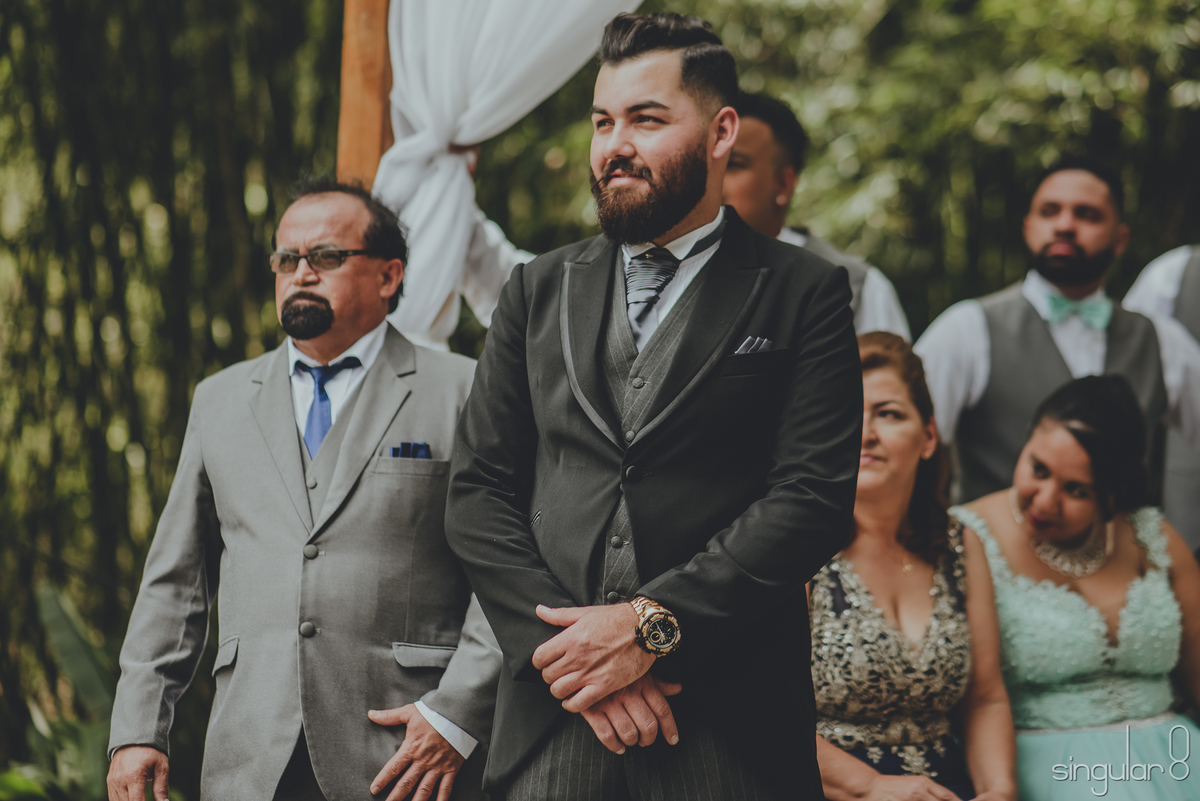 Noivo esperando a noiva no altar