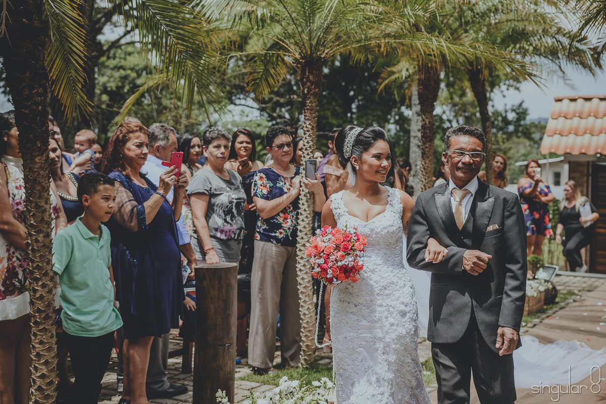 noiva com bouquet salmon e vestido de renda e predaria para casamento de dia