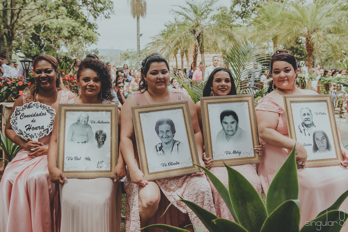 Quadros com retratos das avós falecidas dos noivos
