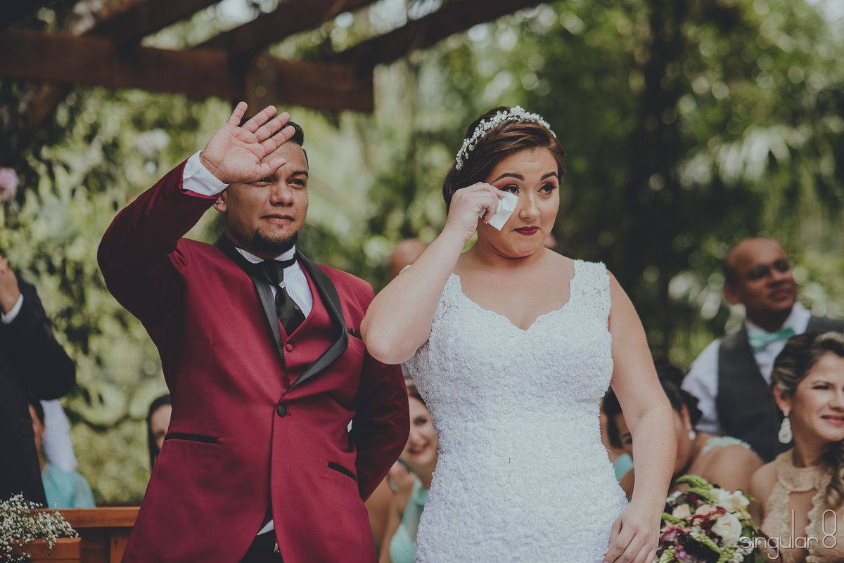 Noiva emocionada com a entrada da filha na cerimônia