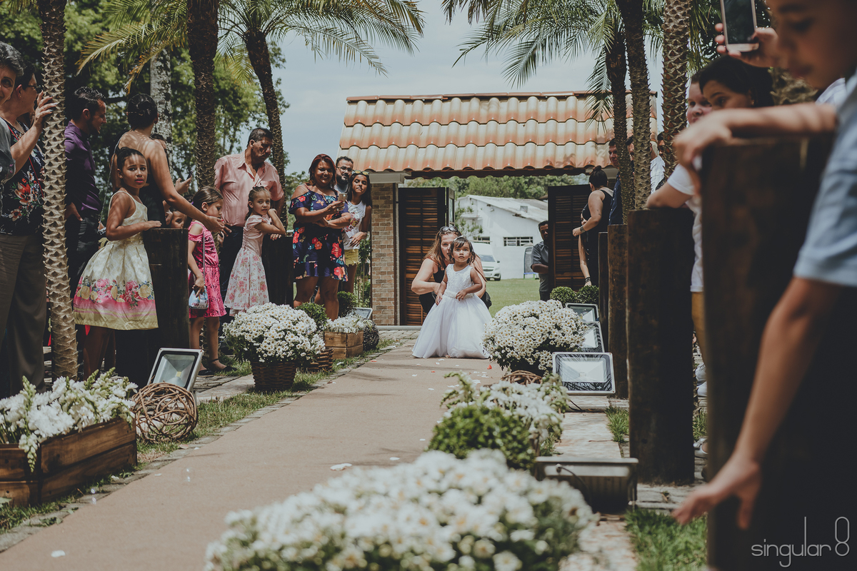 Filha da noiva entrando chorando no casamento