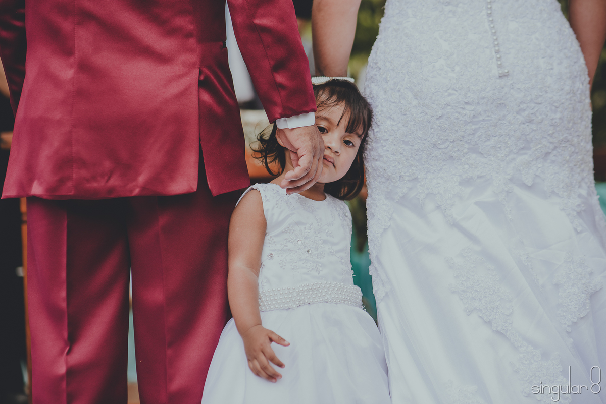 Filha do casal no pé dos pais em casamento de dia Mairiporã