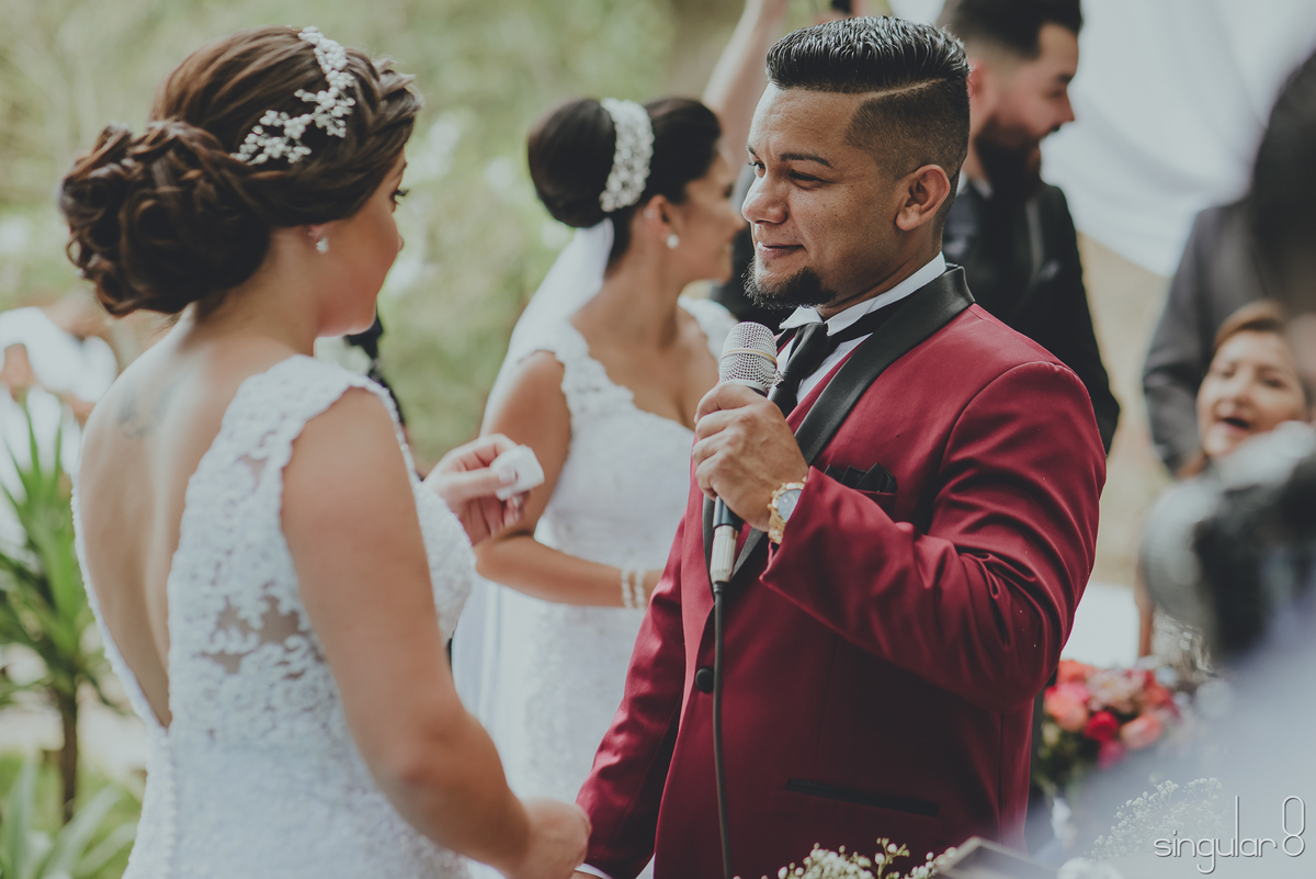 Noivo falando os votos para a noiva em casamento de dia no sítio Della Torre