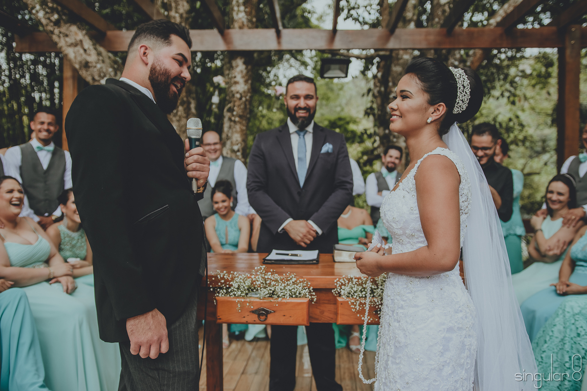 Noivo falando os votos em casamento de dia no Sítio Della Torre