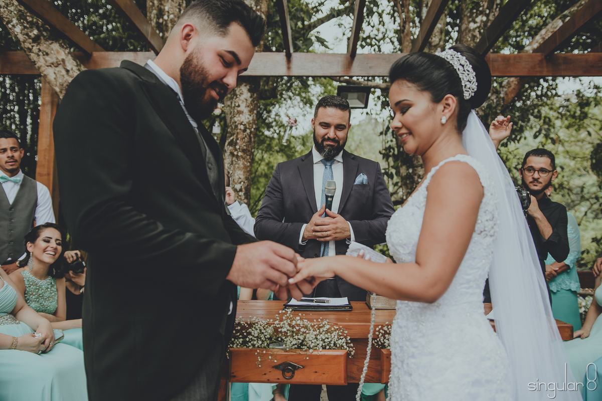 Troca de alianças em casamento de dia Sítio Della Torre