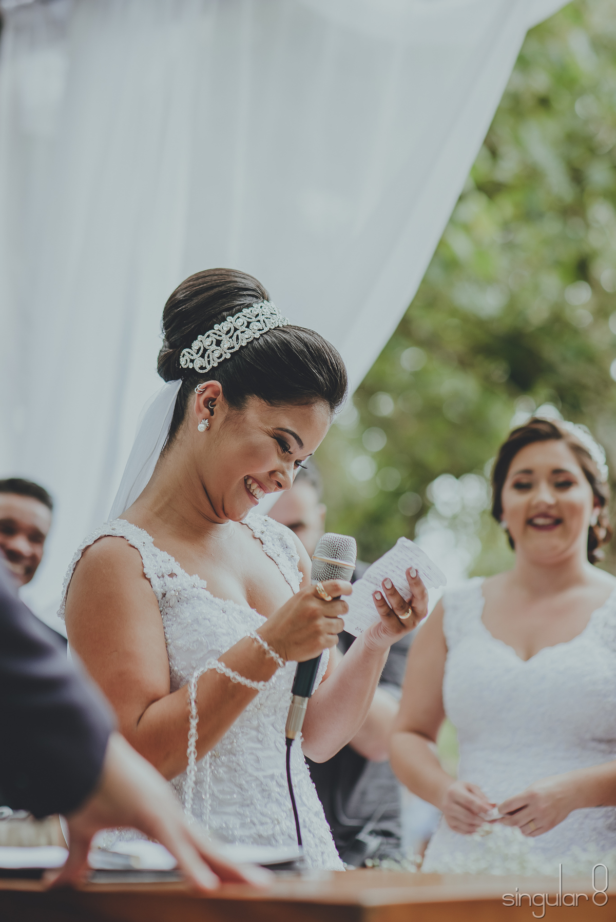 noiva lendo os votos para o noivo em casamento de dia 