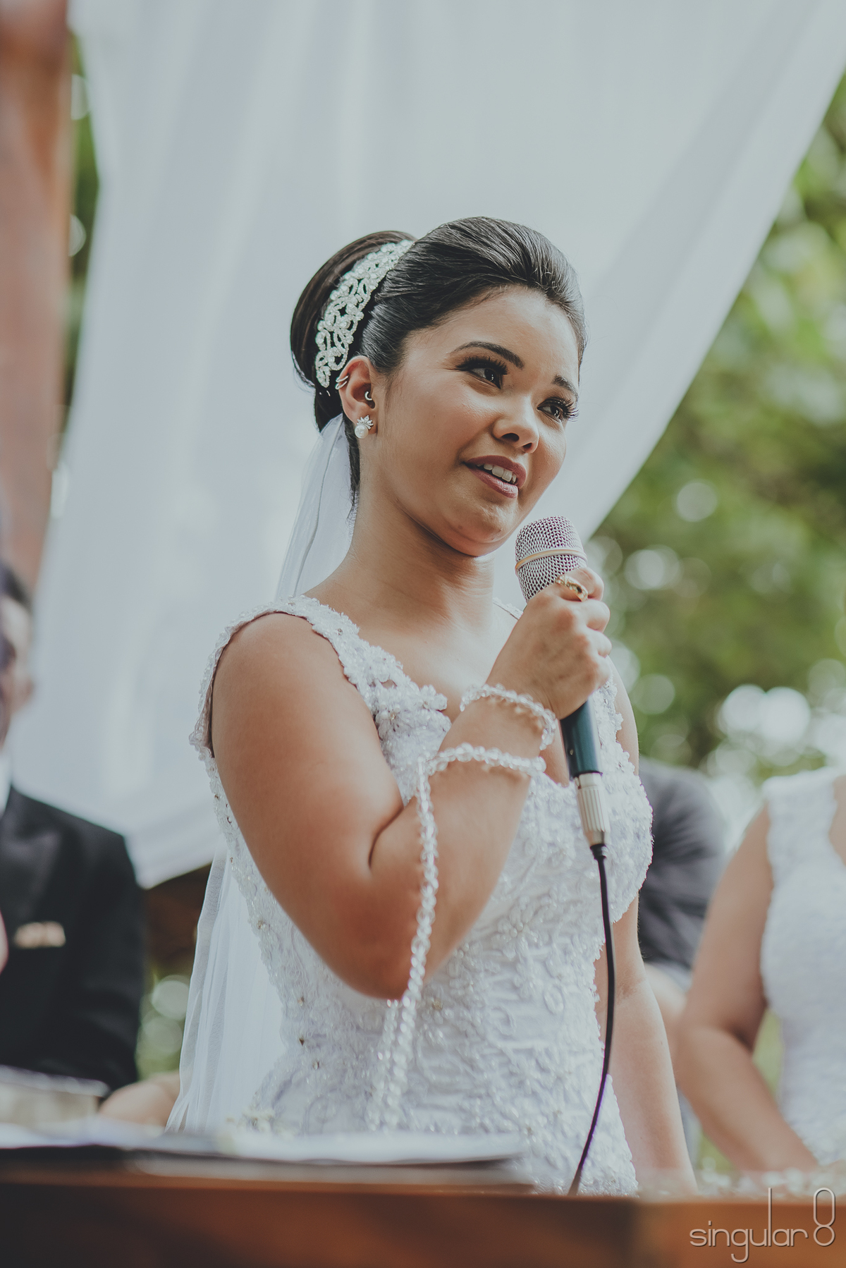 Noiva emocionada com os votos de casamento 