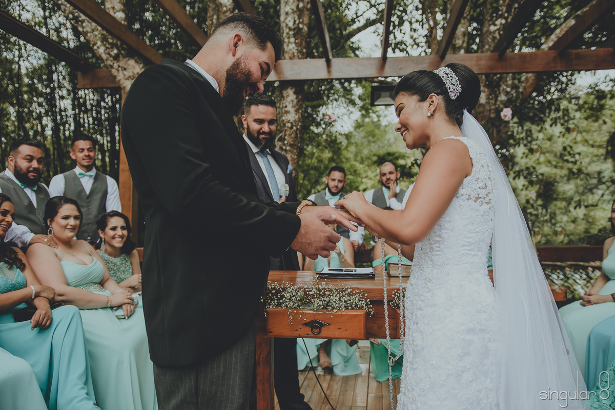 Troca de alianças em casamento duplo no sítio Della Torre