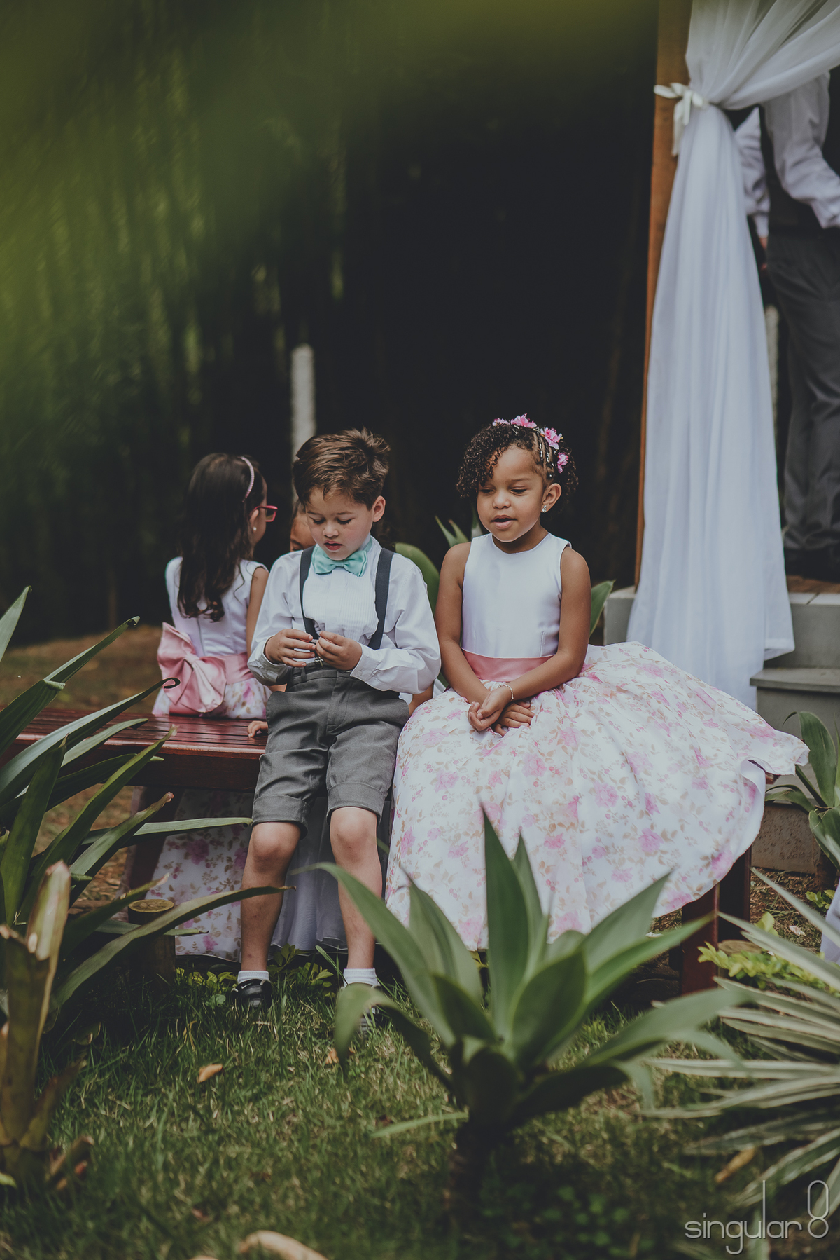 Daminha e pajem em casamento de dia