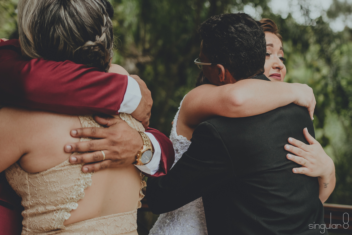 Abraço dos pais nos cumprimentos pós cerimônia