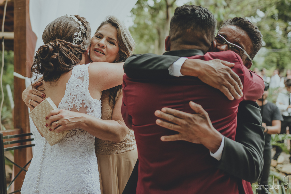 Abraço de pais e padrinhos nos cumprimentos pós cerimônia