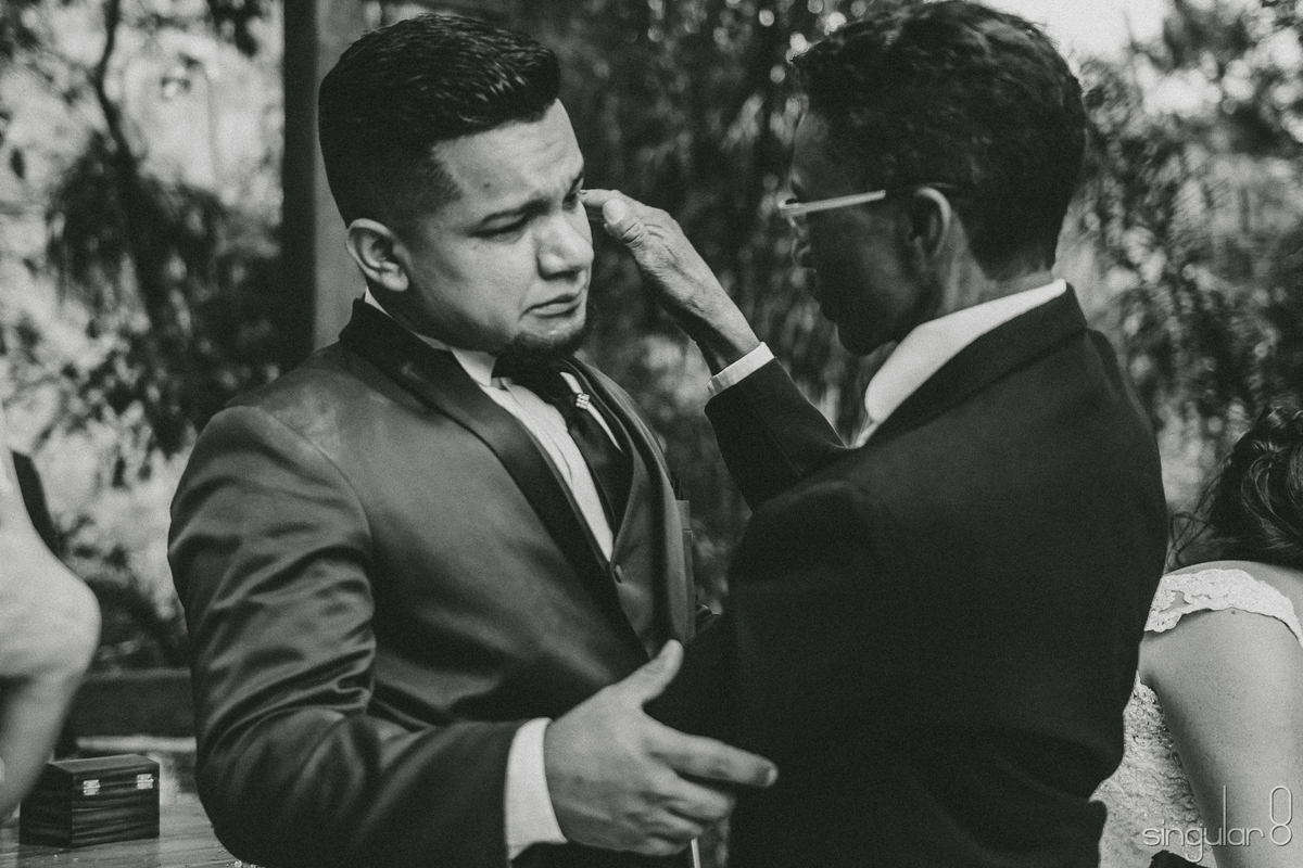 Pai e filho emocionados no casamento no sítio Della Torre