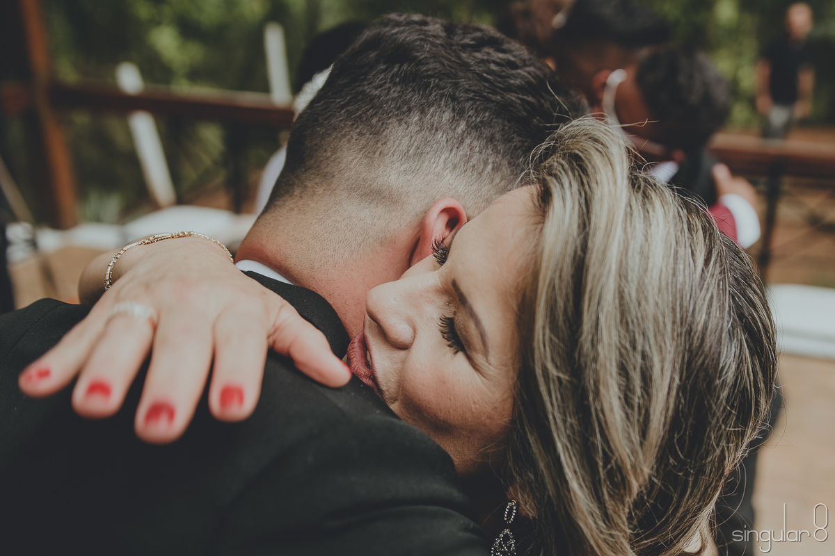 mãe e filho se abraçando em casamento de dia no sítio della torre
