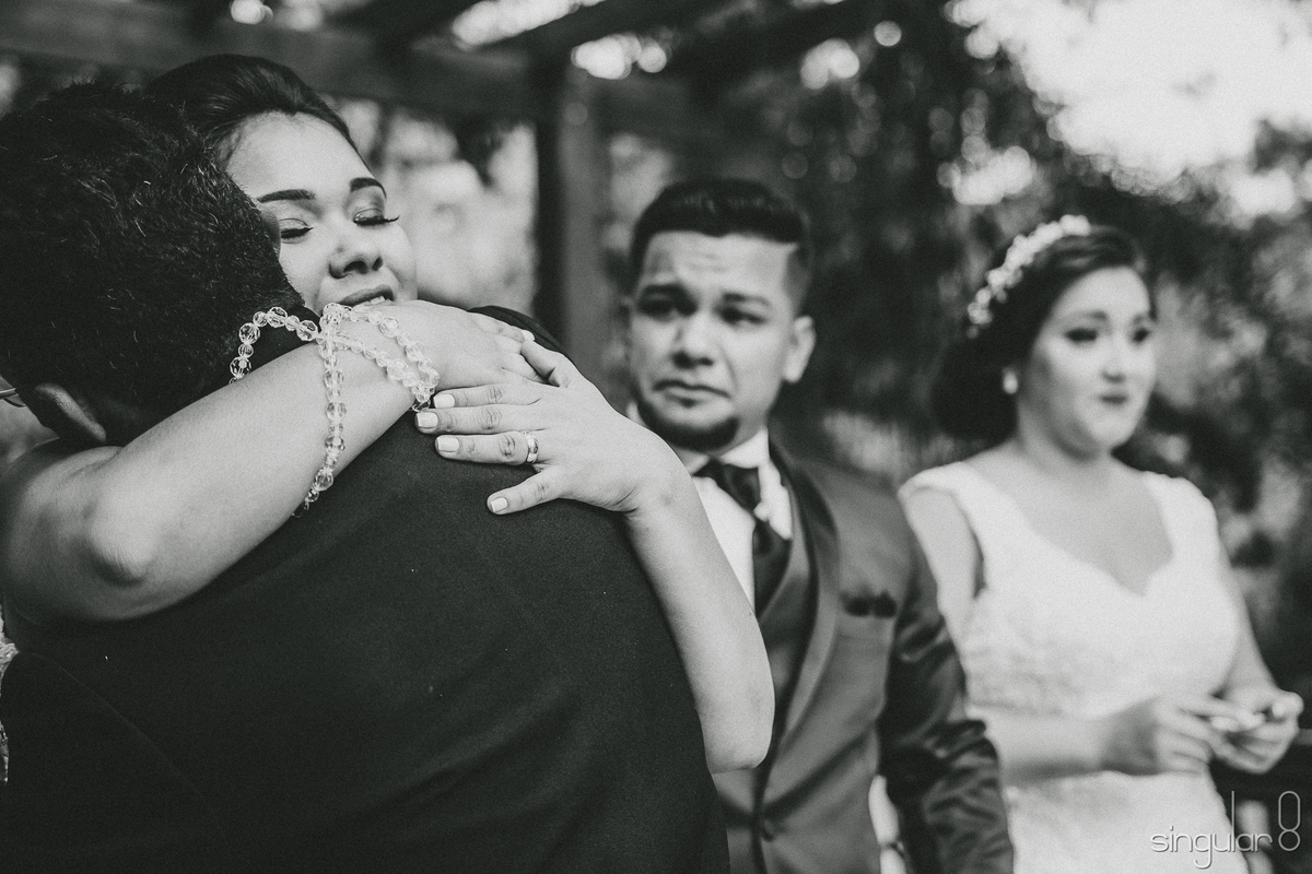 Cumprimentos dos padrinhos e pais após cerimônia de casamento em Mairiporã