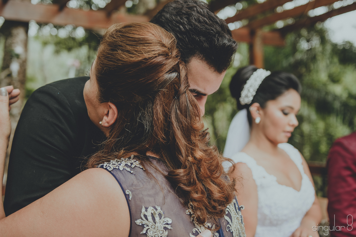 Abraço de mãe e filho no casamento duplo