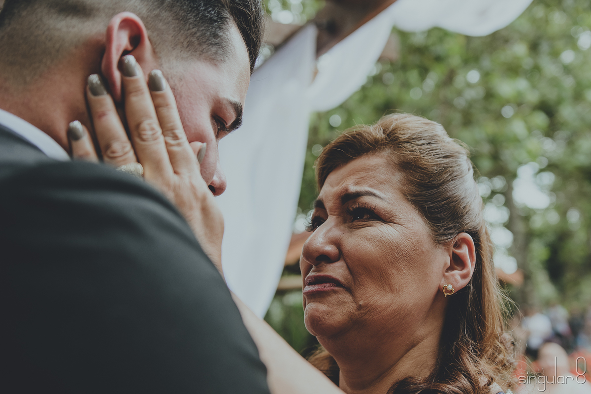 Mãe emocionada com o filho após cerimônia de casamento 
