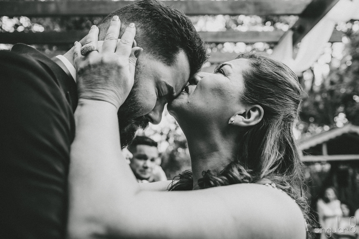 Mãe e filho emocionados nos cumprimentos pós cerimônia religiosa