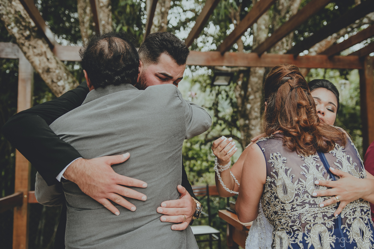 Abraço de pais e mães nos noivos em casamento duplo
