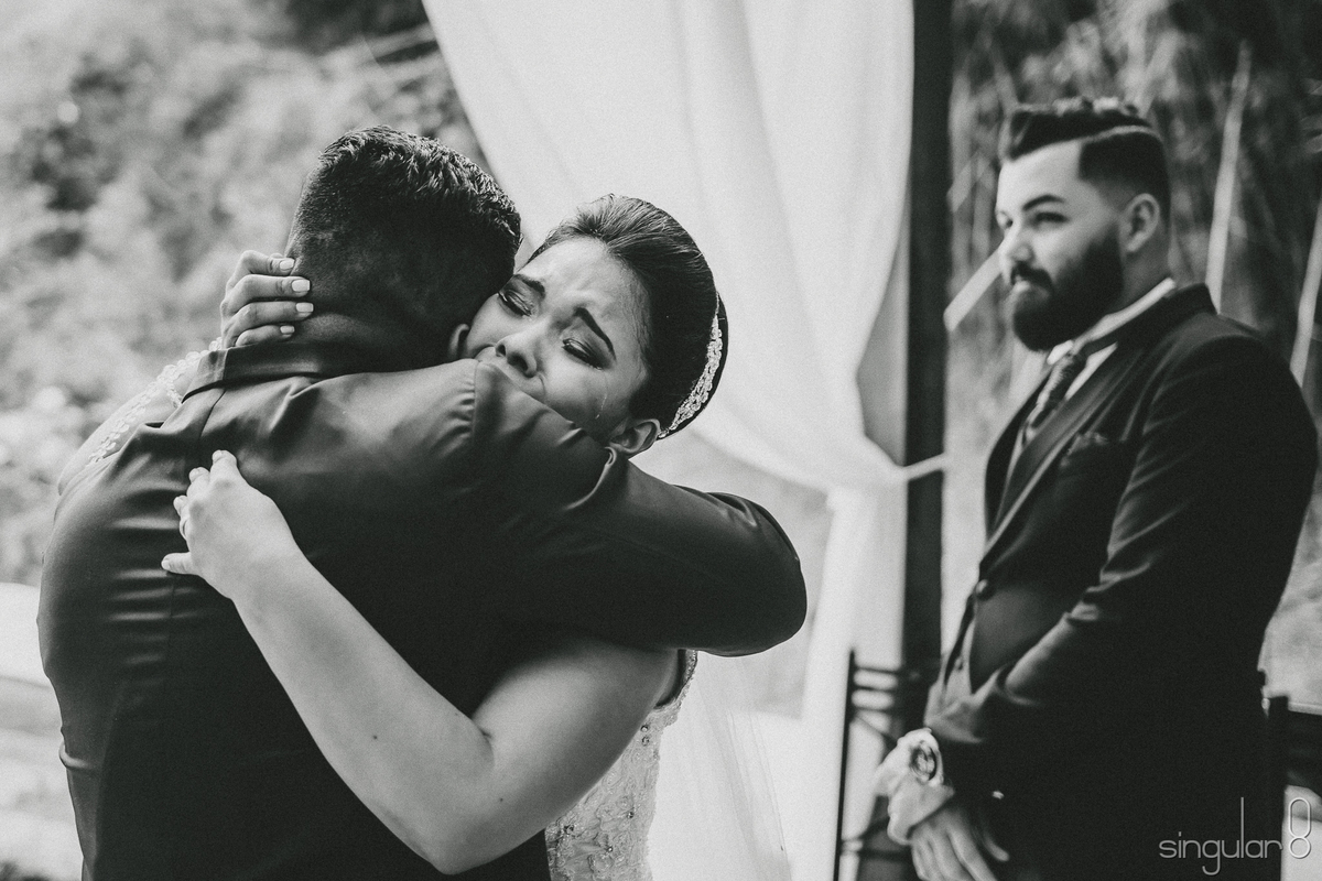 abraço de irmãos pós cerimônia religiosa em casamento duplo no Sítio Della Torre