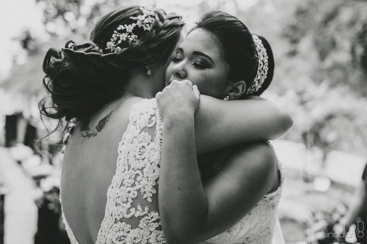 noivas em casamento duplo em abraço emocionante